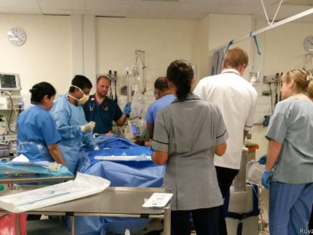 Equipe médica do hospital Royal Derby Hospital durante o procedimento com John Gilmartin Foto: Royal Derby Hospital / Divulgação