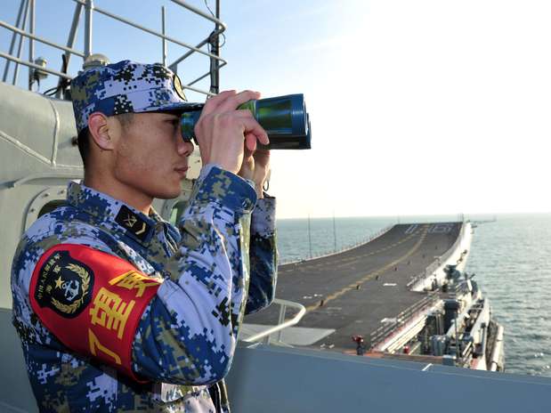 Soldado a bordo do porta-aviões chines Liaoning Foto: Reuters