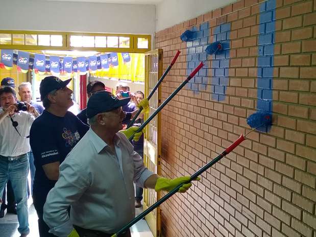 Felipão ajuda a pintar muro de escola em Caxias do Sul Foto: Daniel Favero / Terra