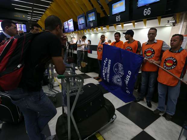 Aeroviários protestaram por melhores condições de trabalho no aeroporto de Congonhas Foto: Marcos Bezerra / Futura Press