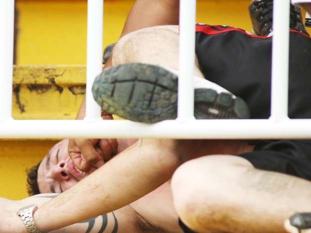 Torcedor cai desacordado na arquibancada da Arena Joinville  Foto: Giuliano Gomes / Gazeta Press