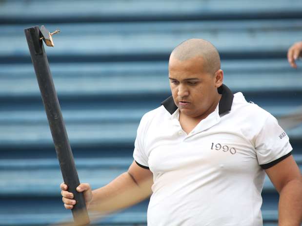 Torcedor do Vasco carrega pedaço de pau durante briga contra atleticanos em Joinville Foto: Giuliano Gomes / Gazeta Press