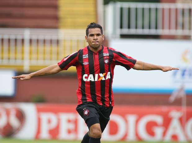 Ederson fez três gols e comandou a vitória do Atlético-PR sobre o Vasco Foto: Giuliano Gomes / Gazeta Press