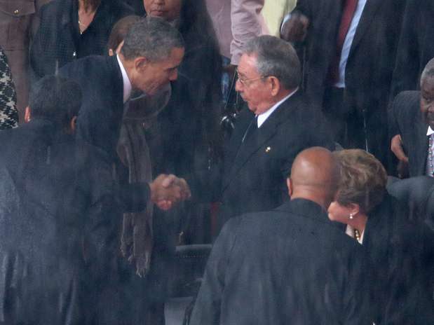 Aperto de mão histórico entre Barack Obama e Raúl Castro Foto: Getty Images