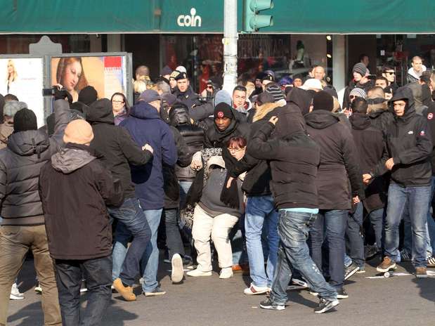 Torcedores do Ajax provocaram confusão nas ruas de Milão Foto: EFE