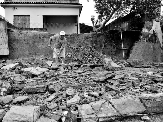 Walter Adriano de Jesus, 65 anos, aposentado e morador de Austin, Nova Iguaçu, Baixada Fluminense Foto: Daniel Ramalho / Terra