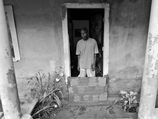 Adílson Corrêa, 61 anos, faz bicos como segurança e mora no município de Japeri, Baixada Fluminense Foto: Daniel Ramalho / Terra