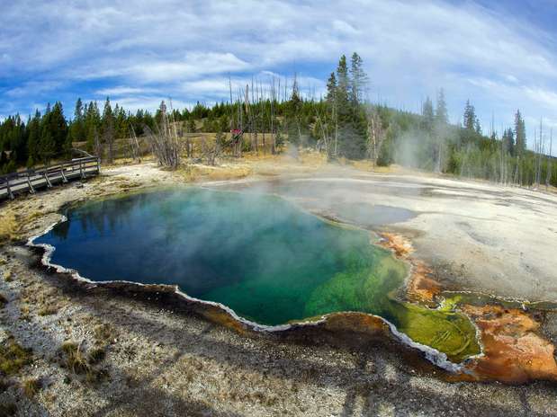 Lagos de água quente são provas da magma quente que está abaixo da superfície em Yellowstone Foto: AFP