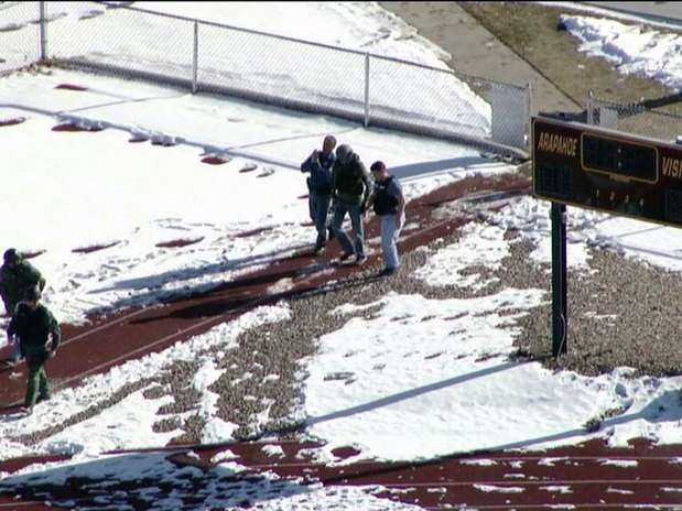 Imagem da televisão Fox 31 Denver mostra pessoas deixando a área da escola Arapahoe, em Centennial Foto: AP Imagem da televisão Fox 31 Denver mostra pessoas deixando a área da escola Arapahoe, em Centennial Foto: AP