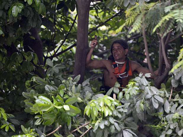 O índio José Urutau permanecia, após 24 horas, sobre uma árvore na Aldeia Maracanã Foto: Daniel Ramalho / Terra