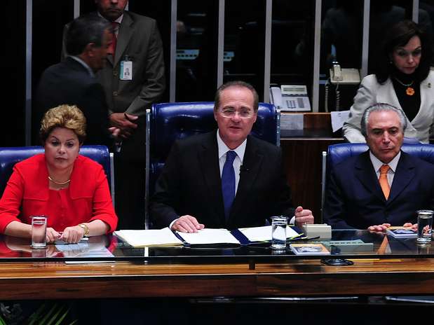 Solenidade contou com a presença de Dilma (esq.), do presidente do Congresso, Renan Calheiros (centro), e do vice-presidente da República, Michel Temer (dir.) Foto: Gustavo Lima / Agência Câmara