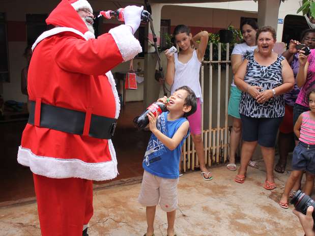 Ação surpresa da Coca-Cola atende desejo de menino autista no Paraná