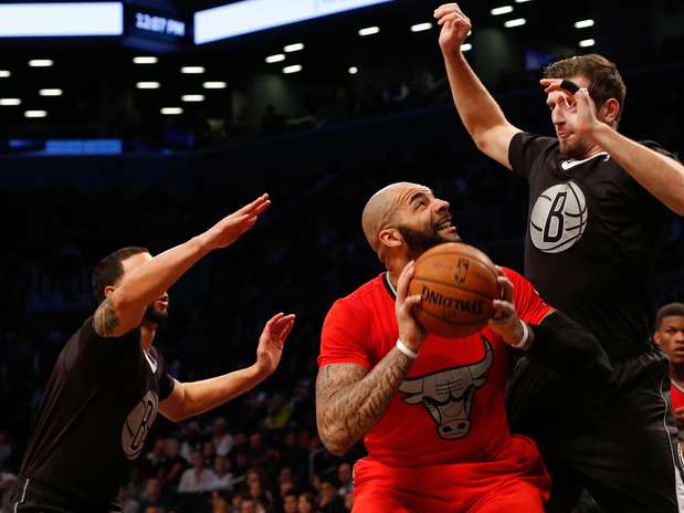 Carlos Boozer teve bom desempenho na vitória dos Bulls Foto: Reuters