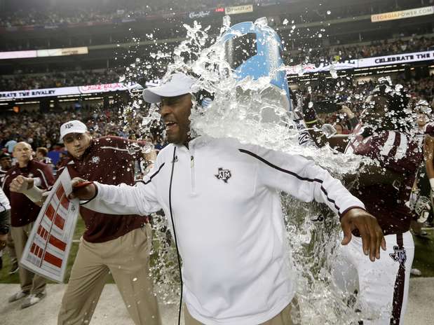Banho de isotônico no técnico do Texas foi uma das últimas imagens de Dave Martin Foto: AP Banho de isotônico no técnico do Texas foi uma das últimas imagens de Dave Martin Foto: AP