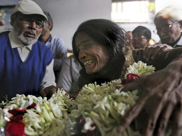 Mãe se desespera no funeral de jovem vítima de estupros  Foto: EFE