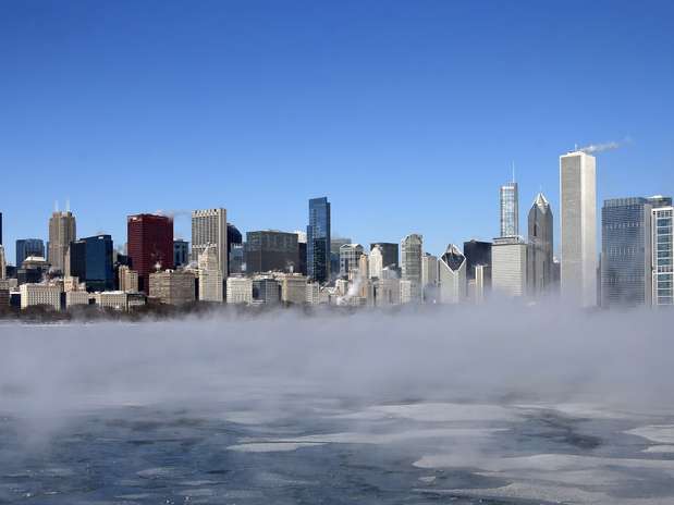 Densa névoa gélida envolve o centro de Chicago em torno do Porto Monroe Foto: AP