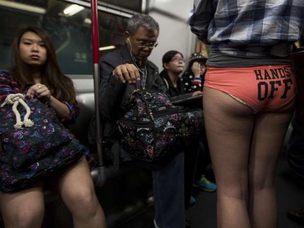 Ela participa de um evento chamado "Viagem sem calças no metrô", no qual participantes tiram as calças e seguem uma rotina normal Foto: Tyrone Siu / Reuters