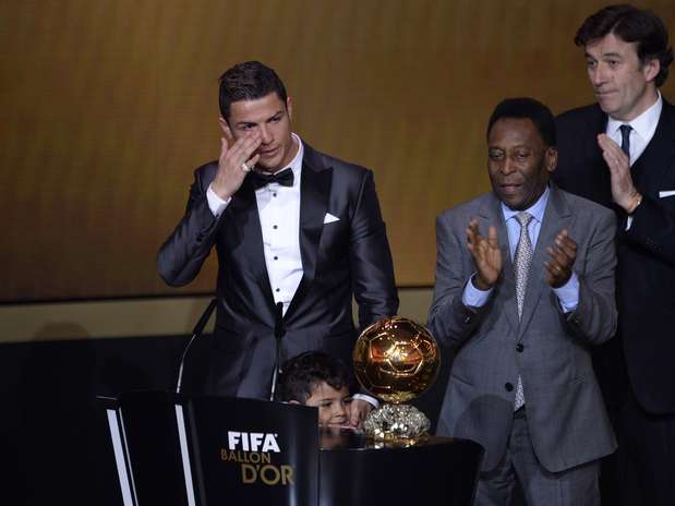 Cristiano Ronaldo se emociona ao receber a Bola de Ouro Foto: AP