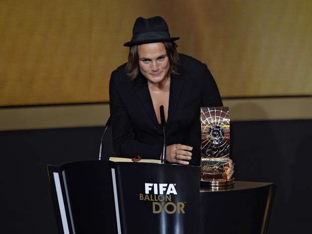 Goleira alemã Nadine Angerer faturou a Bola de Ouro da Fifa de melhor jogadora da temporada 2013 Foto: AFP