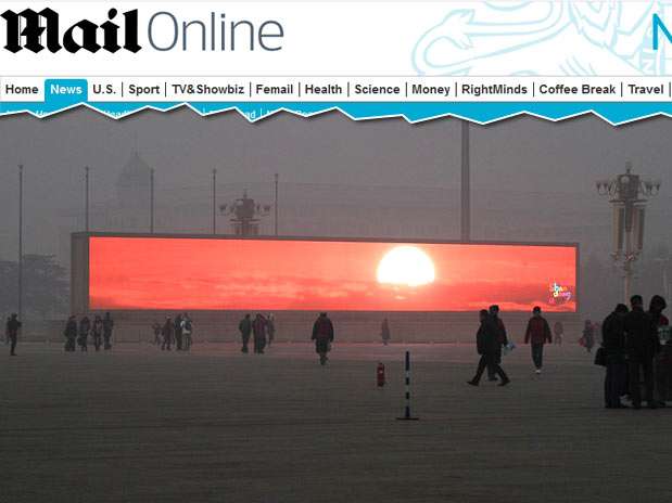 Telas gigantes com imagens do sol na Praça da Paz Celestial  Foto: Reprodução