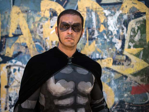 O "Batman" carioca trabalha com próteses dentárias quando não está lutando por justiça social Foto: AFP