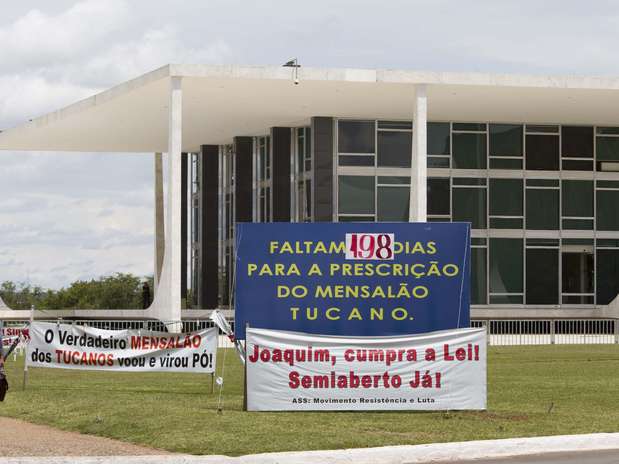 Placas de protesto são colocadas por militantes do PT em frente ao Supremo Tribunal Federal (STF), em Brasília, nesta terça-feira. Uma das placas indica o número de dias que faltam para prescrição do mensalão tucano Foto: Beto Nociti / Futura Press