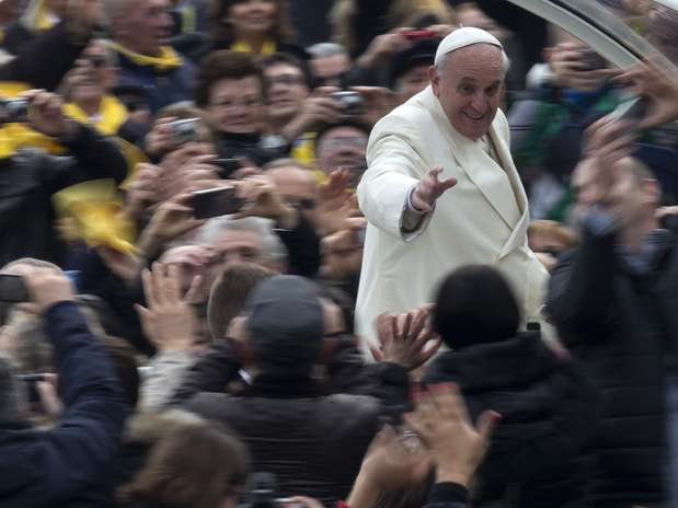 Papa Francisco entre fiéis na Praça São Pedro Foto: AP