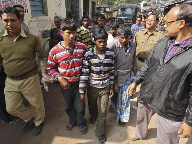 Policiais escoltam acusados de estupro coletivo em Birbhum, na Índia Foto: Reuters