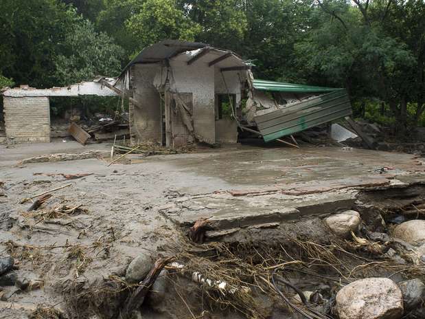 Foto mostra destruição causada pelo transbordamento do rio Ambato no noroeste do país Foto: AFP