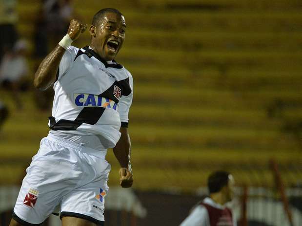 Edmilson comemora segundo gol do Vasco Foto: Bruno de Lima / Agência Lance