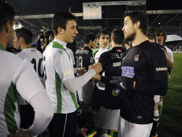 Saul García, do Racing, recebe apoio de Martinez, da Real Sociedad Foto: AFP