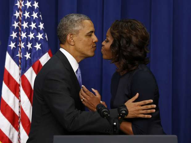 Barack se aproxima para beijar Michelle em evento de educação na Casa Branca (fotografia do dia 16 de janeiro de 2014) Foto: AP