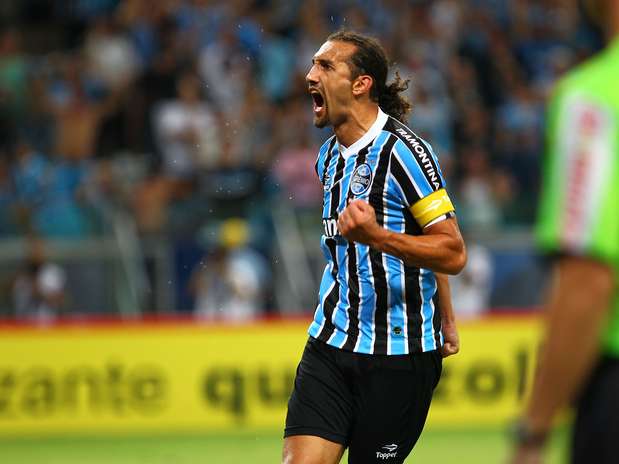 Pênalti duvidoso cobrado com categoria por Barcos foi bastante questionado pelos jogadores do Inter Foto: Lucas Uebel / Grêmio FBPA / Divulgação