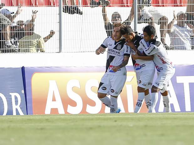 Ex-São Paulo, Silvinho comemora primeiro gol da Ponte no Moisés Foto: Piervi Fonseca/Agif / Gazeta Press