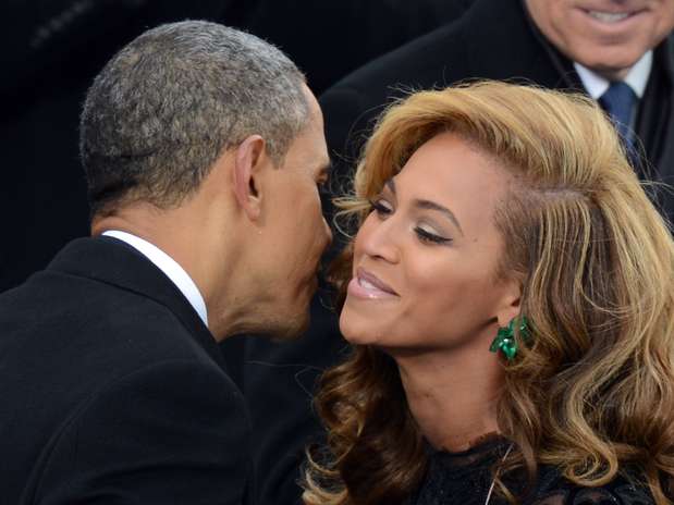 Barack Obama cumprimenta a cantora  Beyoncé  após ela cantar o hino nacional americano durante evento no Capitólio  em janeiro de 2013 Foto: AFP