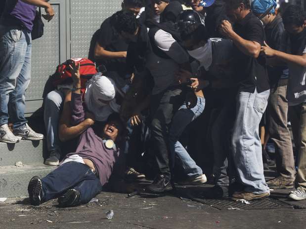 Três pessoas morreram em protestos de oposição ao presidente Maduro. Há informações de acesso fechado a Caracas Foto: Reuters Três pessoas morreram em protestos de oposição ao presidente Maduro. Há informações de acesso fechado a Caracas Foto: Reuters