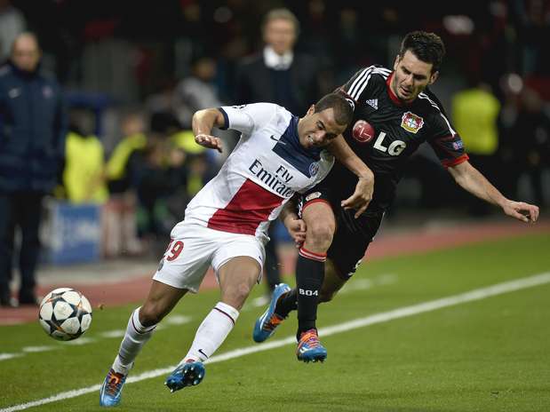 Lucas cavou a expulsão de Spahic Foto: AFP