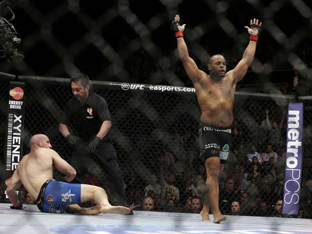Daniel Cormier comemora depois de nocautear Patrick Cummins Foto: AP