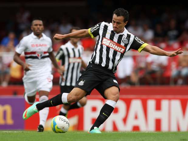 Leandro Damião teve a melhor chance do Santos no jogo, mas viu Rogério Ceni fazer grande defesa Foto: Eduardo Viana / Agência Lance