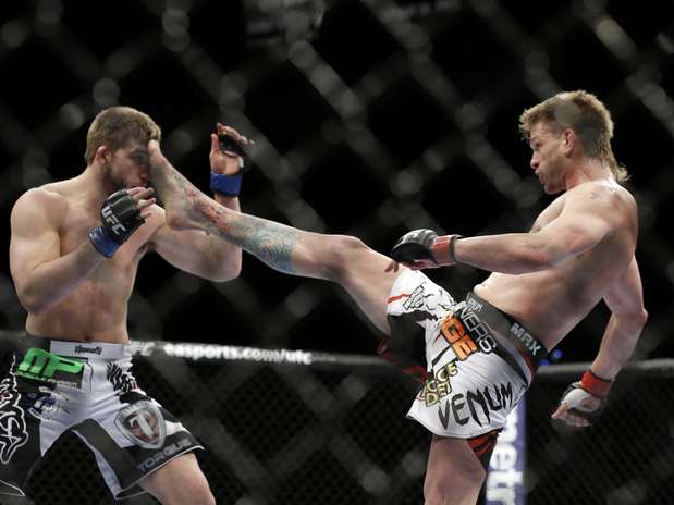 Mike Pyle arrisca chute em vitória sobre TJ Waldburger Foto: AP