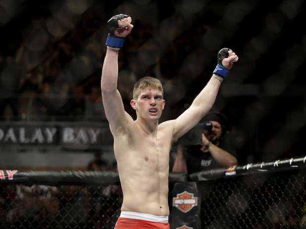 Stephen Thompson comemora depois de nocautear Robert Whittaker Foto: AP