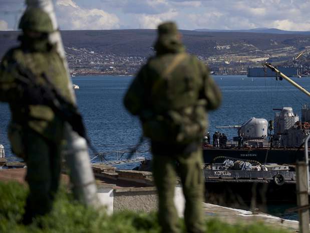 Soldado do Exército russo guardam píer na Crimeia onde navios de guerra ucranianos estão atracados Foto: AP
