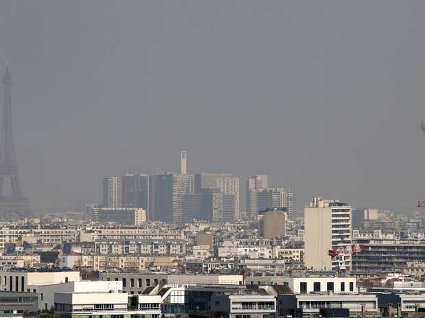 Segundo o Ministério do Meio Ambiente da França, a poluição chegou a níveis críticos especialmente pelo clima Foto: AP