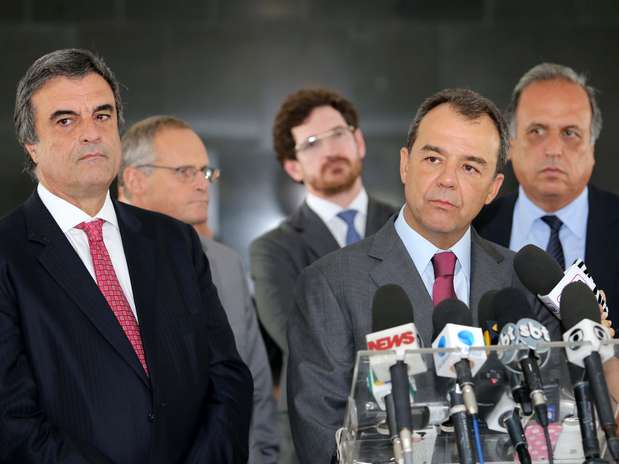 O governador do Rio, Sérgio Cabral, e o ministro da Justiça, José Eduardo Cardozo, em coletiva após a reunião com Dilma Foto: Governo do Estado do Rio de Janeiro / Divulgação