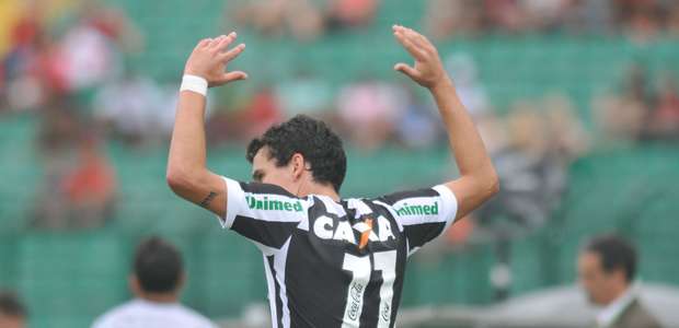 Figueirense bate Vitória, ajuda Palmeiras e foge da Série B