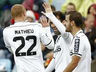 El centrocampista francés del Valencia Jérémy Mathieu (i), celebra con sus compañeros Roberto Soldado (d), y el brasileño Jonas Gonçalves el gol marcado al Getafe, durante el partido, correspondiente a la trigésimo sexta jornada de Liga de Primera División, disputado esta tarde en el Coliseum Alfonso Pérez Foto: EFE