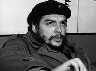 El material inédito de la aventura guerrillera de Ernesto el Che Guevara en Bolivia fue publicado por el diario La Razón, del país del altiplano. El argentino fue asesinado en el pueblo La Higuera del departamento de Vallegrande, en octubre de 1967, hace más de 45 años, pero su atrapante y cautivante historia sigue dando que hablar. Ahora se conocieron estas algunas fotografías y cartas que de la guerrilla comandada por el Che, algunas de ellas inéditas, que estaban en manos del Ejército Boliviano, que ejecutó Guevara en complicidad con la CIA. Foto: EFE en español