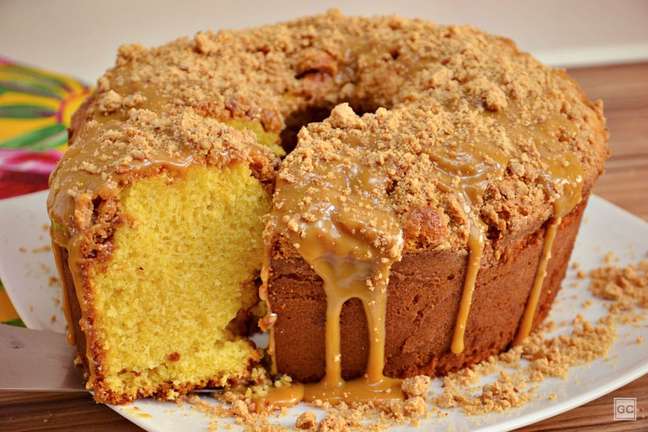 Bolo de fubá com paçoca – Foto: Guia da Cozinha Bolo de fubá com paçoca – Foto: Guia da Cozinha