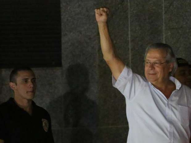 Ex-ministro da Casa Civil José Dirceu acenou para militantes ao se entregar à PF, na última sexta-feira Foto: Nacho Doce / Reuters