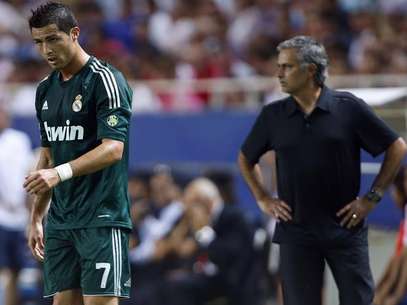 La Liga de Campeones volverá a copar todas las miradas el martes cuando el Real Madrid, uno de los clubes más condecorados de la competición, se enfrente al Manchester City, los campeones ingleses cuyo vasto poder adquisitivo ha sido la vía más rápida para hacerse con la condición de peso pesado europeo. Imagen del delantero del Madrid Cristiano Ronaldo (izq.) con el técnico José Mourinho al fondo durante el encuentro de Liga disputado el 15 de septiembre contra el Sevilla en el estadio Ramón Sánchez Pizju Foto: Marcelo del Pozo / Reuters